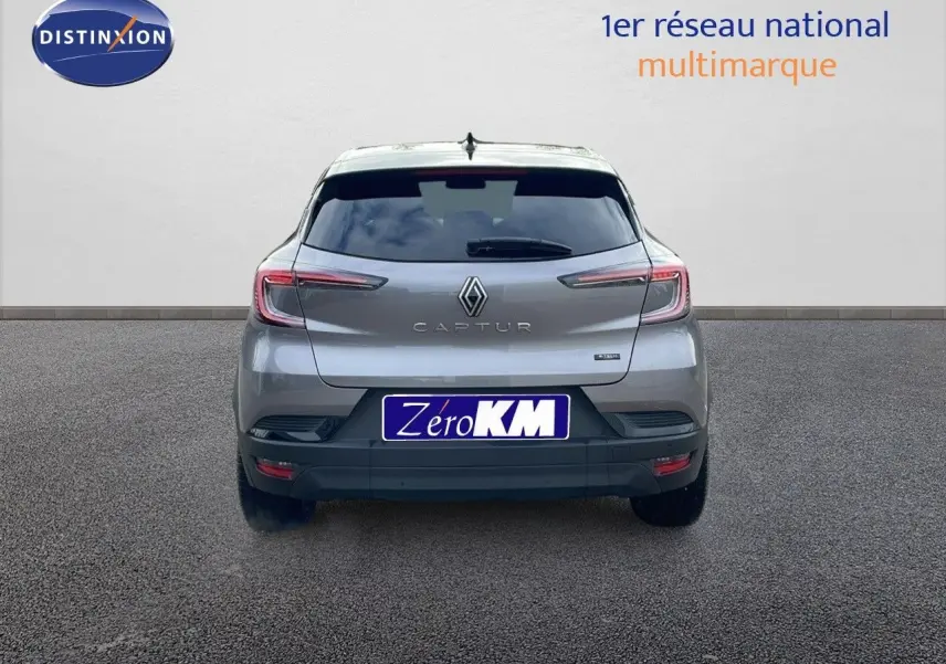Vue arrière d'un Renault Captur gris Cassiopée métal avec toit noir, affichant ses feux LED et logo distinctif.
