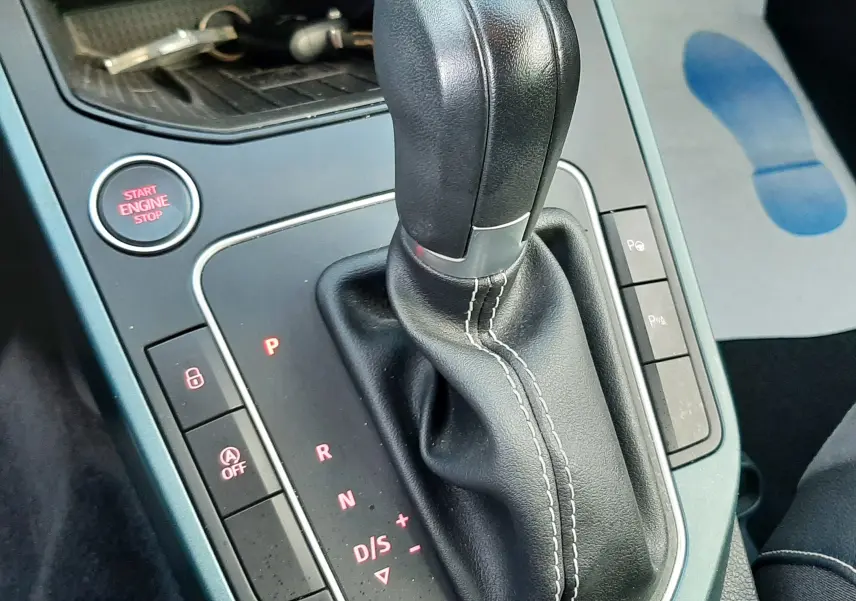 Gros plan sur le levier de vitesse automatique noir avec coutures blanches et bouton Start Engine Stop du SEAT Arona 2025.