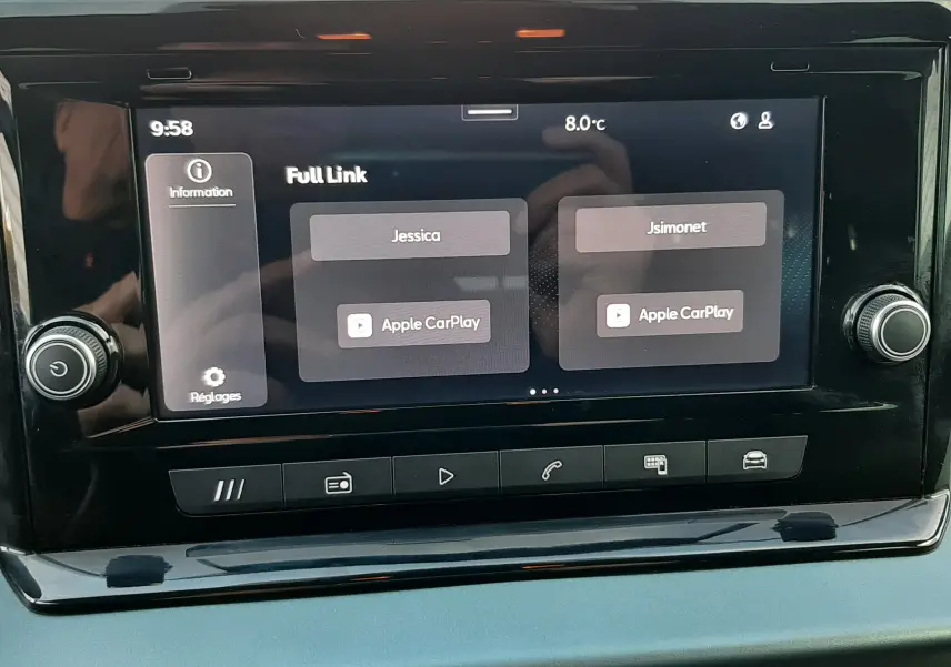 Écran tactile central du tableau de bord d'une SEAT Arona 2025, affichant l'interface Apple CarPlay en mode Full Link.
