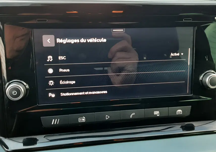 Écran tactile central du tableau de bord du SEAT Arona 2025, affichant les réglages du véhicule.