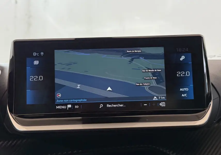 Écran tactile central du tableau de bord du Peugeot 2008 2023 affichant la navigation et la climatisation à 22°C.