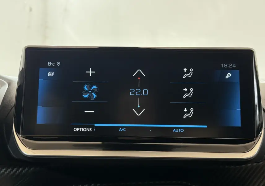Écran tactile central affichant la climatisation à 22°C dans le Peugeot 2008 gris clair, vue intérieure frontale.