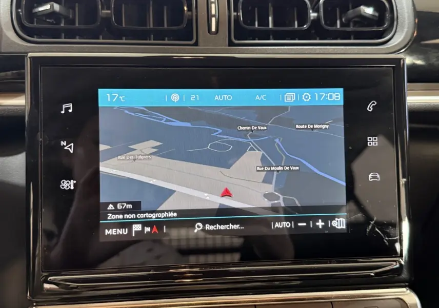 Écran tactile du système de navigation 7 pouces de la Citroën C3 blanc, affichage 3D avec carte routière.