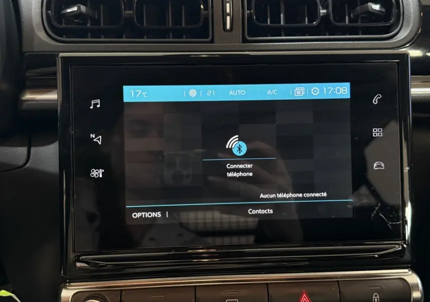 Écran tactile central de la Citroën C3 blanche 2021 affichant la connexion Bluetooth au téléphone.