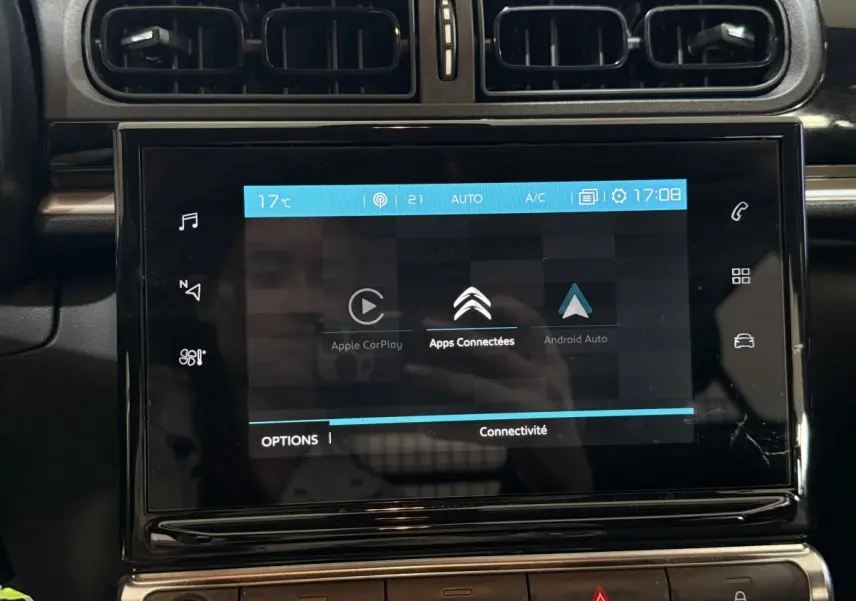 Vue rapprochée de l’écran tactile central de la Citroën C3 blanche, affichant les options Apple CarPlay et Android Auto.