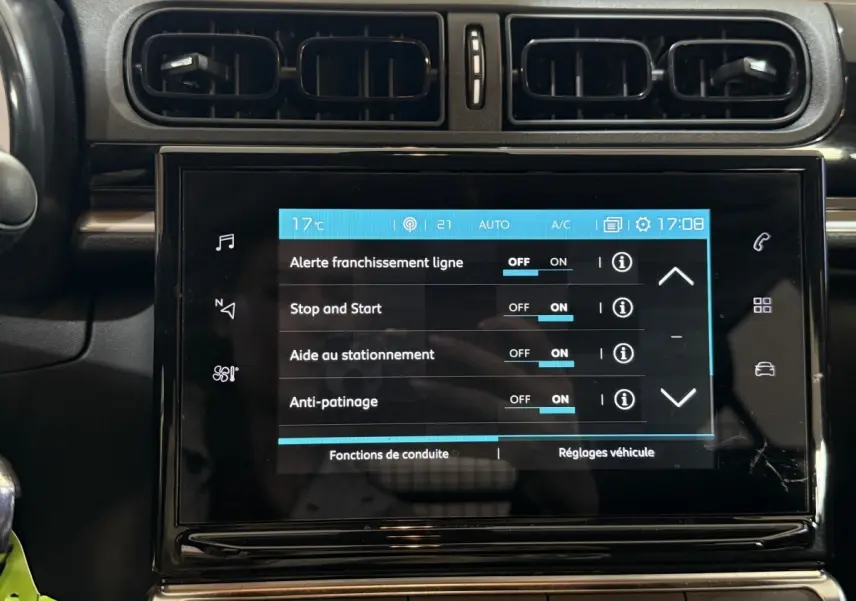 Vue rapprochée de l’écran tactile central et des aérateurs supérieurs du tableau de bord de la Citroën C3 blanche 2021.