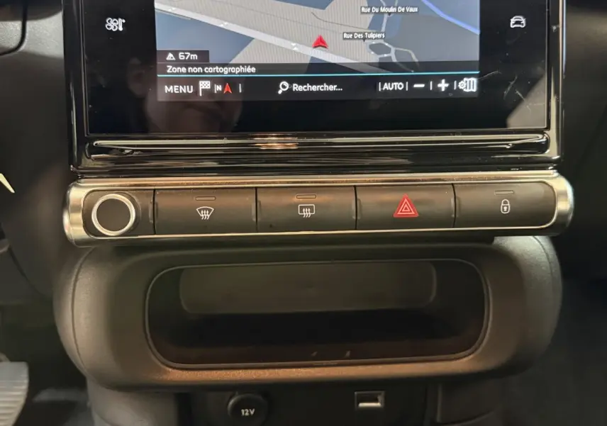Gros plan sur la console centrale tactile et les boutons de commande de la Citroën C3 blanche, version Feel Nav 2021.