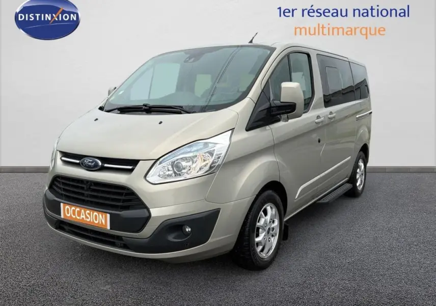 Vue 3/4 avant droit d'un Ford Tourneo Custom gris clair avec porte latérale et jantes alliage 16 pouces.