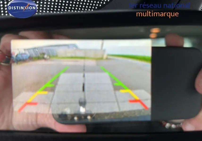Vue arrière via caméra de recul du Ford Tourneo Custom gris foncé, avec lignes de guidage colorées visibles.