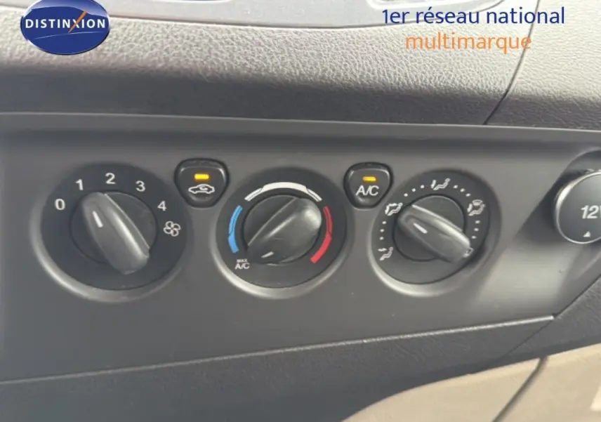 Gros plan sur les commandes de climatisation du Ford Tourneo Custom gris foncé, avec réglages de ventilation et air conditionné.