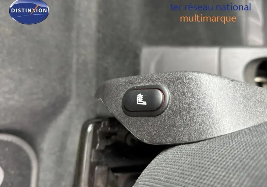 Bouton de réglage de hauteur du volant dans l'habitacle du Ford Tourneo Custom gris foncé, vue rapprochée.