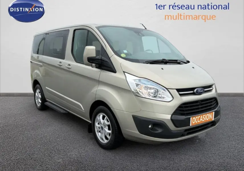 Vue 3/4 avant d'un Ford Tourneo Custom gris clair avec marchepieds et jantes alliage 16 pouces.
