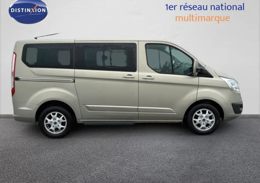 Vue latérale droite d’un Ford Tourneo Custom gris clair avec vitres surteintées et jantes alliage.