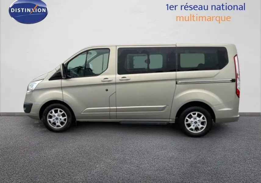 Vue latérale droite d'un Ford Tourneo Custom gris clair avec vitres surteintées et jantes alliage 16 pouces.