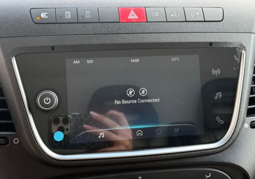Vue rapprochée de l'écran tactile central et des boutons de commande du tableau de bord du Iveco Daily blanc, version 2026.