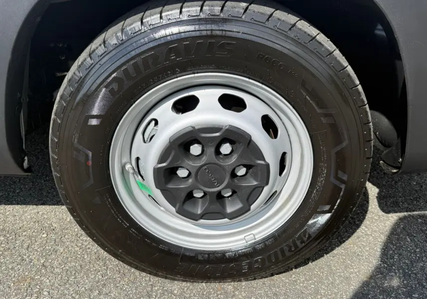 Gros plan sur la roue avant droite du fourgon blanc Iveco Daily 35S18 2026 avec jante acier et pneu Bridgestone.