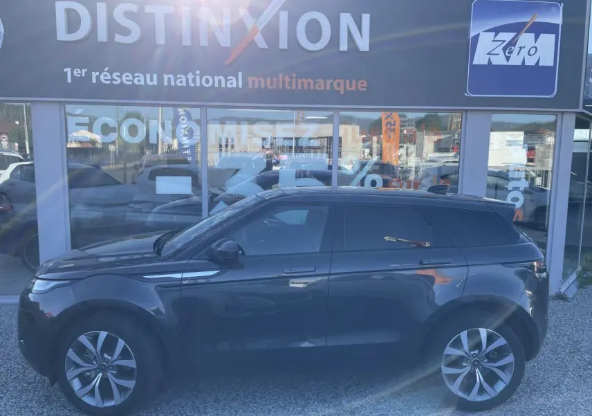 Profil côté gauche du Range Rover Evoque gris métallisé 2019 avec jantes 20 pouces et toit panoramique fixe.