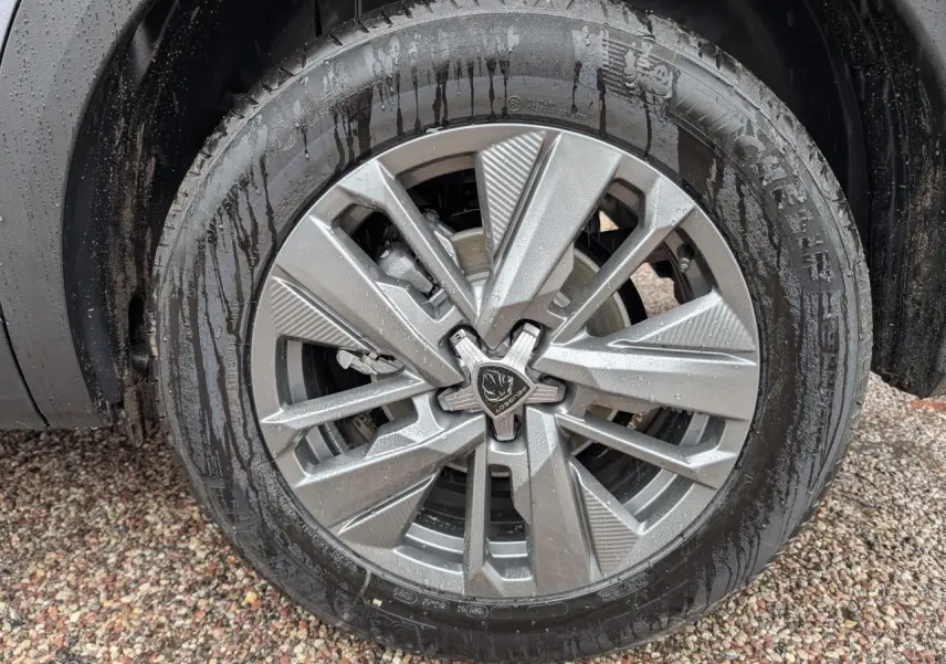 Gros plan sur la jante alliage 19'' diamantée noire du PEUGEOT 5008 Gris Artense avec pneu Michelin humide.