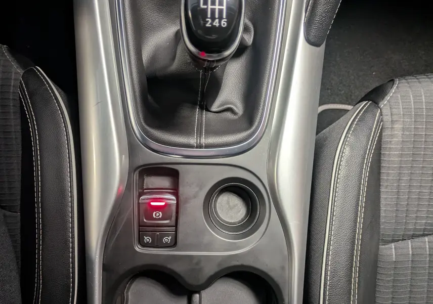Vue plongeante sur la console centrale du Renault Kadjar gris 2017, mettant en valeur le levier de vitesse manuel et les commandes environnantes.