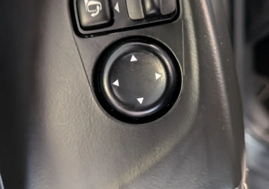 Gros plan sur les commandes de réglage des rétroviseurs intérieurs du Renault Kadjar gris 2017, version Intens.