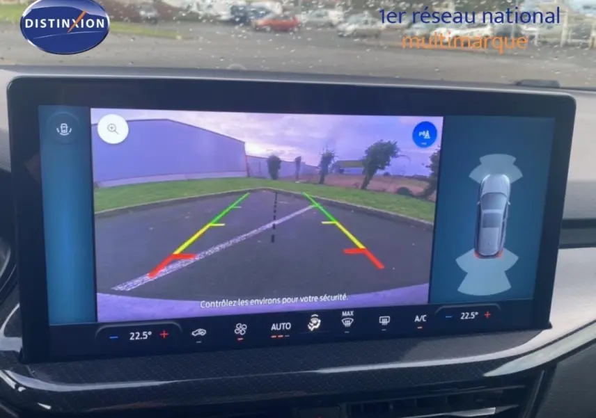 Écran tactile intérieur de la Ford Focus 1.5 EcoBlue 2024 montrant la caméra de recul avec guidage coloré.