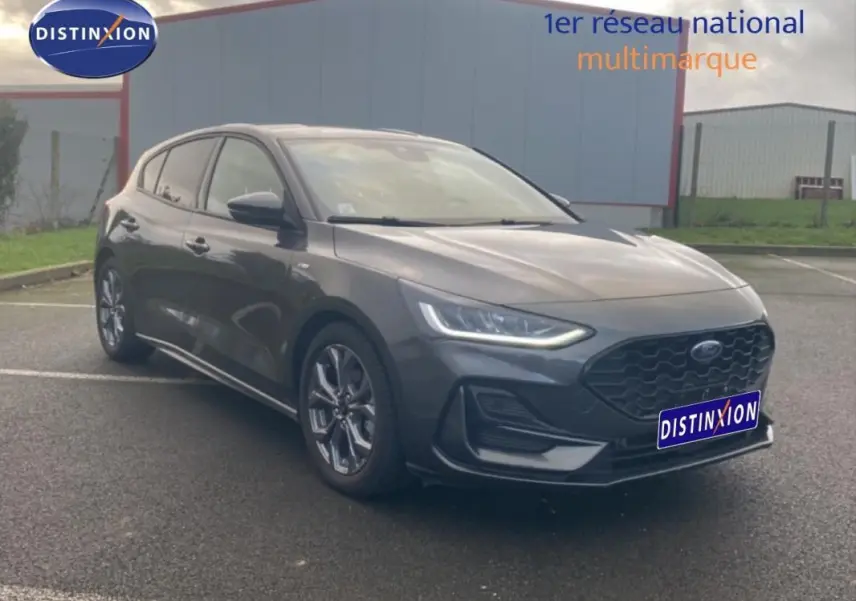 Ford Focus 1.5 EcoBlue 2024 gris foncé vue 3/4 avant avec phares LED et jantes alliage 17 pouces.