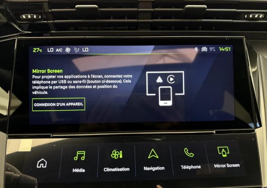 Écran tactile central du tableau de bord du Peugeot 308 Hybrid gris foncé, affichant le menu Mirror Screen.