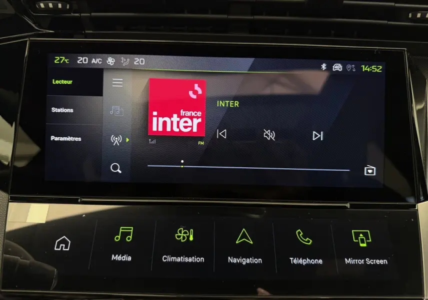Écran tactile central du tableau de bord du Peugeot 308 Hybrid 136 e-DCS6 GT 2024 affichant la radio France Inter.