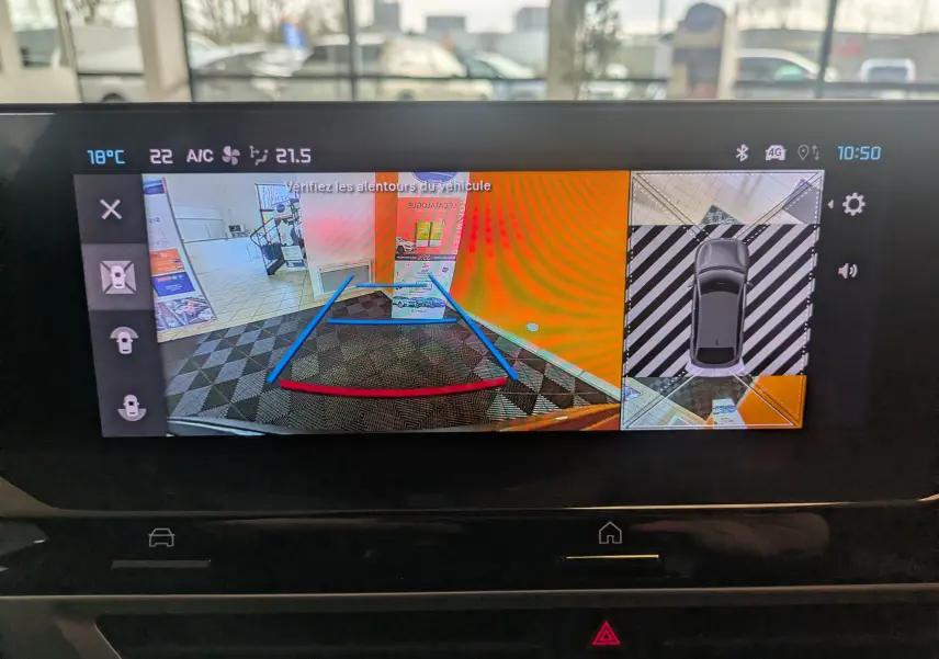 Écran tactile du système multimédia montrant la caméra de recul et la vue 360° du Citroën C4 bleu Eclipse.