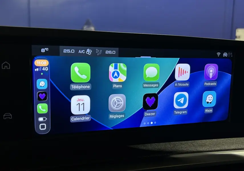 Écran tactile panoramique 21 pouces du Peugeot 3008 III Hybrid, affichant Apple CarPlay avec plusieurs applications.