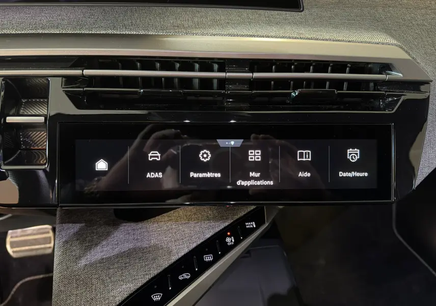 Écran tactile HD 21’’ du Peugeot 5008 Hybrid 145 GT, vue frontale du tableau de bord avec commandes digitales.