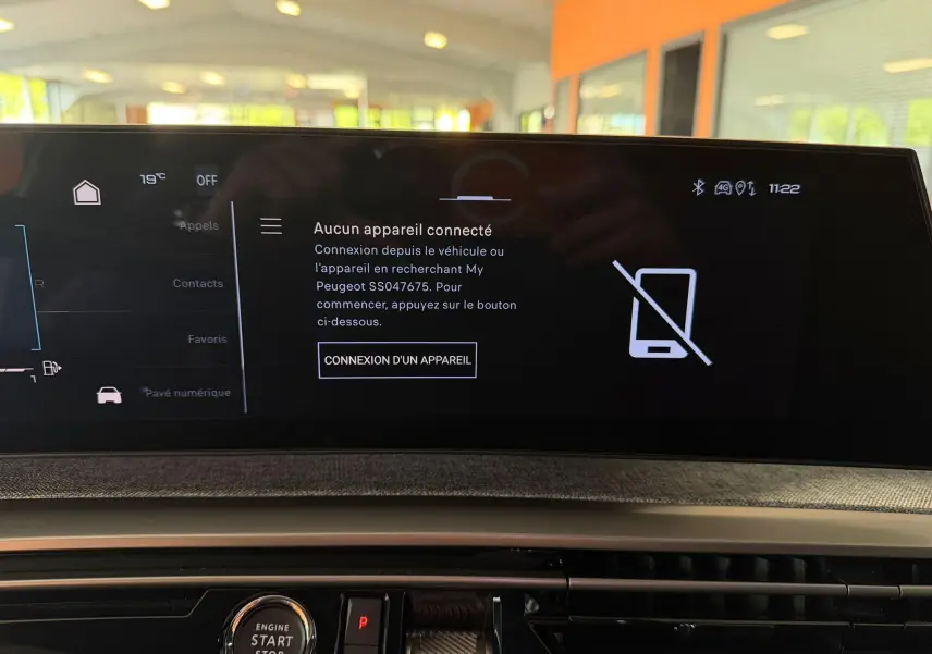 Écran tactile HD 21’’ du Peugeot 5008 Hybrid 145 GT, affichant la connexion d’appareil désactivée, intérieur tissu clair.