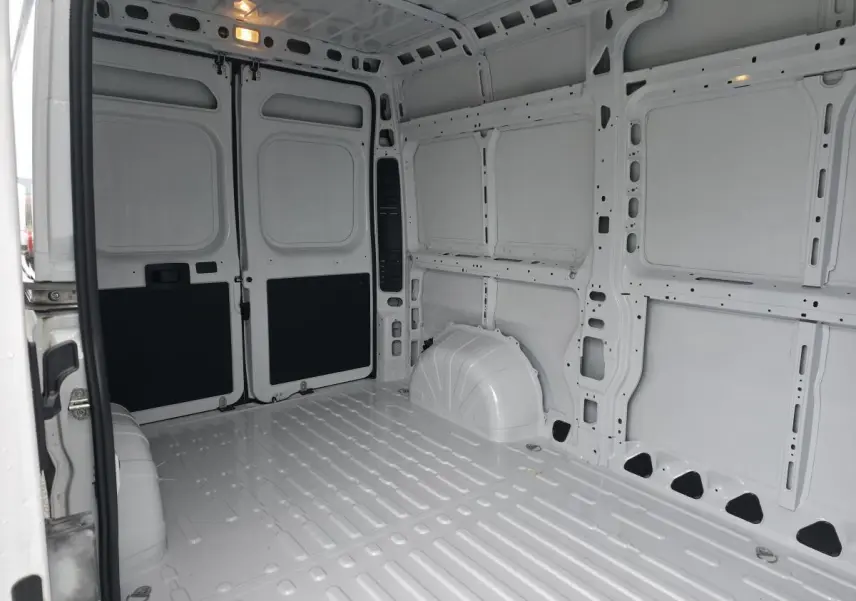 Vue intérieure arrière du Peugeot Boxer Fourgon blanc montrant l'espace de chargement tôlé et vide.