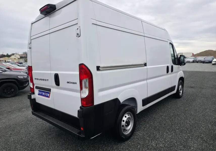 Peugeot Boxer Fourgon blanc vu en 3/4 arrière droit, avec portes arrière tôlées et jantes acier 15 pouces.