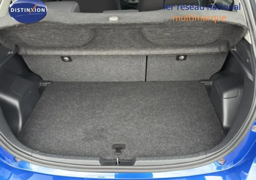Vue arrière du coffre ouvert d'une Toyota Yaris bleu foncé 2018, montrant un espace de rangement propre et vide.
