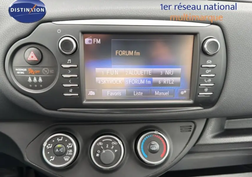 Gros plan sur l'écran multimédia et les commandes de climatisation de la Toyota Yaris MC2 69 VVT-i Design 2018.