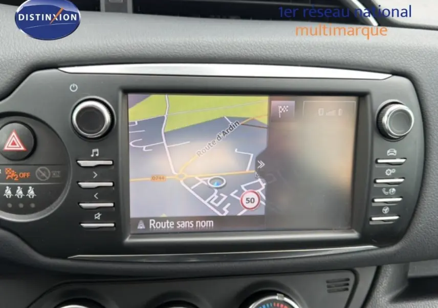Vue rapprochée de l’écran tactile du système de navigation de la Toyota Yaris MC2 69 VVT-i Design 2018.