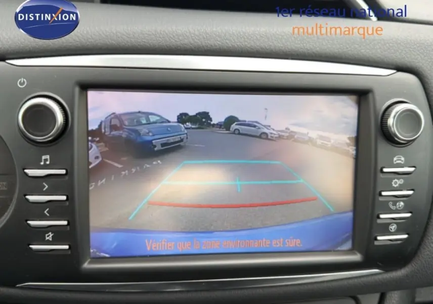 Vue caméra de recul montrant l'arrière bleu foncé de la Toyota Yaris MC2 69 VVT-i Design en stationnement.
