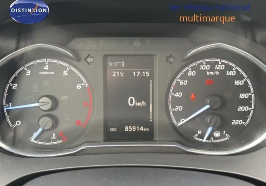 Tableau de bord de Toyota Yaris MC2 69 VVT-i 2018, affichage digital au centre avec compte-tours et vitesse analogiques.