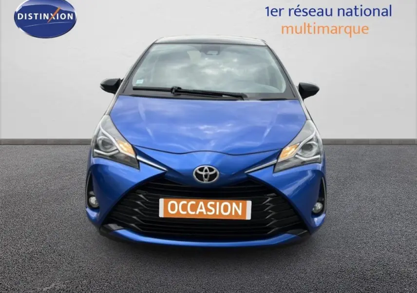 Vue avant d'une Toyota Yaris bleu foncé 2018 avec calandre noire et phares allumés, plaque "OCCASION" visible.