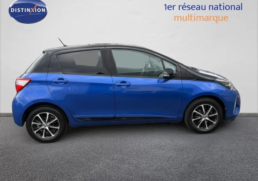 Profil droit d'une Toyota Yaris MC2 69 VVT-i Design bleu foncé avec jantes alliage et vitres teintées.