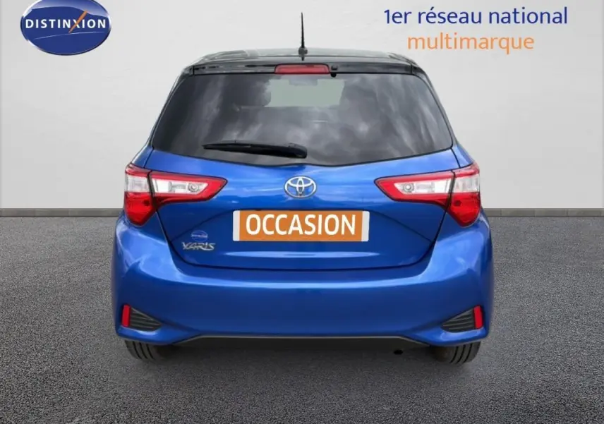 Vue arrière d'une Toyota Yaris bleu foncé 2018 avec feux distinctifs et plaque "OCCASION" visible.