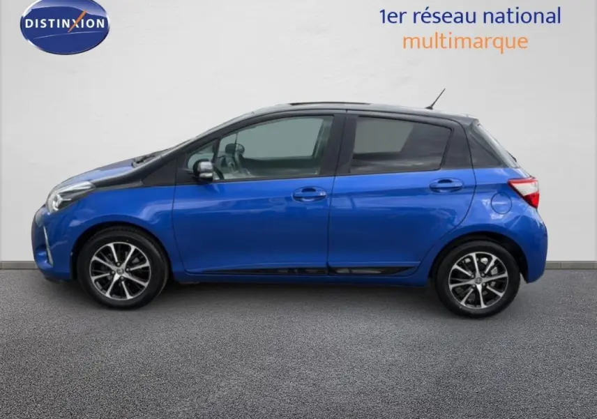 Profil côté gauche d'une Toyota Yaris MC2 69 VVT-i Design bleu foncé avec jantes alliage 15 pouces.