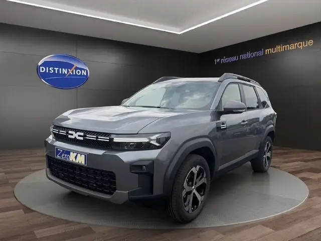 Dacia Bigster Extreme Hybrid gris foncé vu en 3/4 avant droit avec toit ouvrant et jantes noires distinctives.