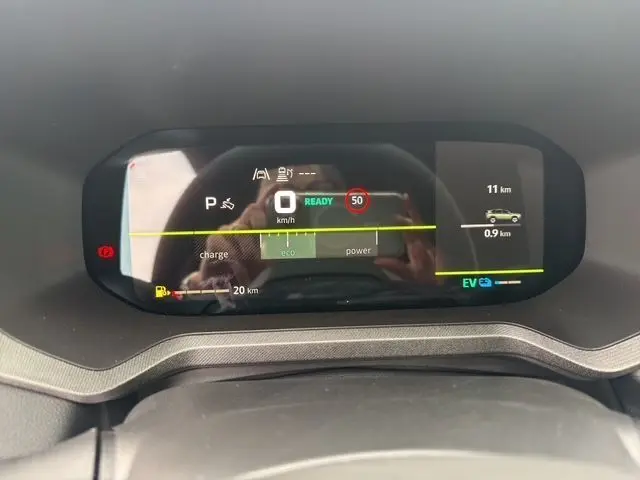 Affichage numérique du combiné d'instruments du Dacia Bigster hybride, montrant vitesse, autonomie et aides à la conduite.
