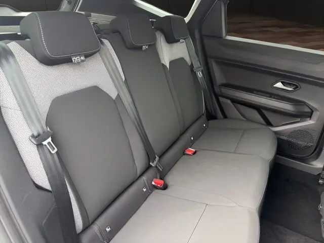 Vue latérale droite de la banquette arrière grise du Dacia Bigster 2026 avec appuie-têtes et ceintures visibles.