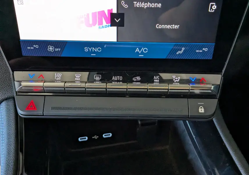 Vue rapprochée de la console centrale du Renault Espace VI noir étoile, montrant les commandes de climatisation et l’écran multimédia.