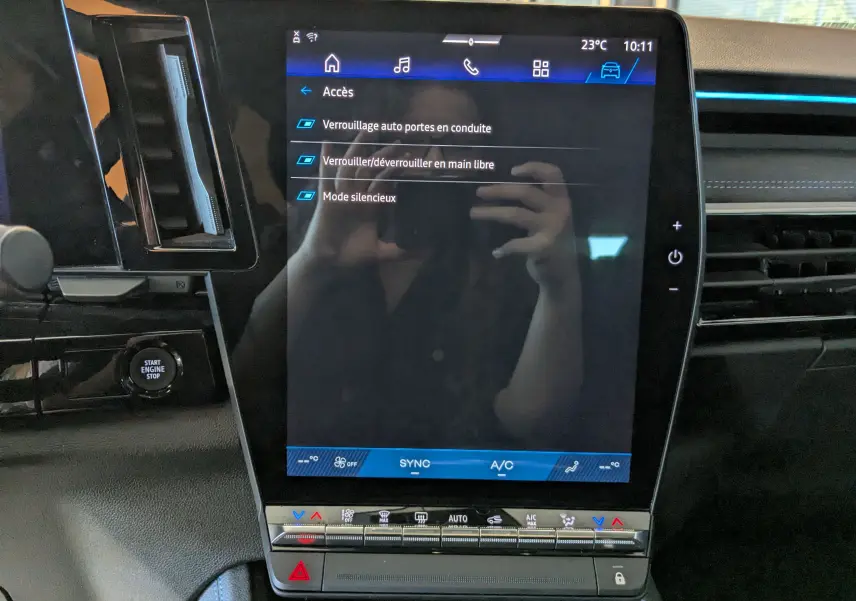 Écran tactile central du Renault Espace VI E-Tech noir, affichant les options de verrouillage et mode silencieux.