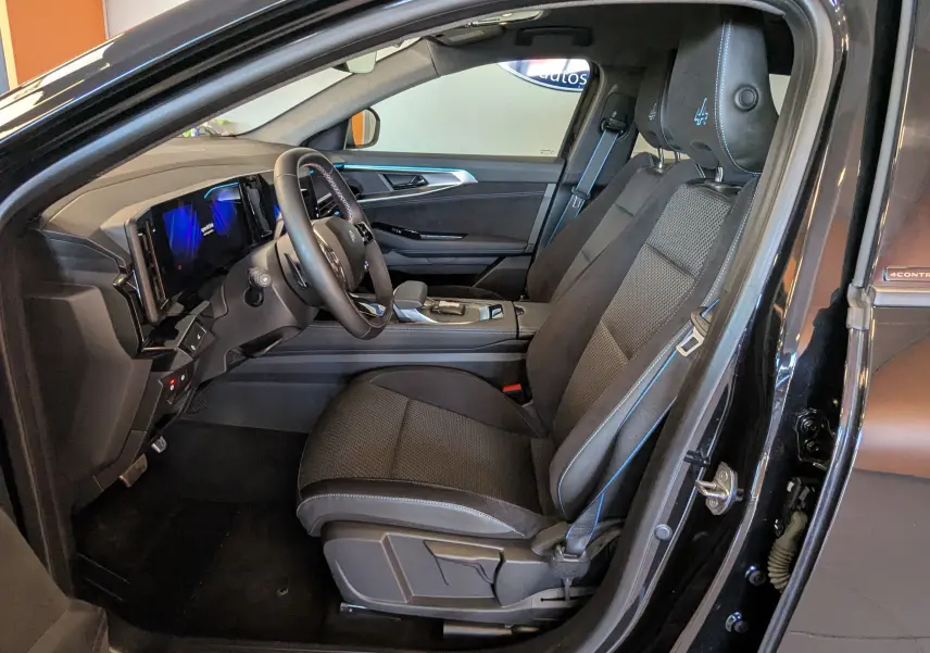 Vue intérieure côté conducteur du Renault Espace VI noir étoile, sièges mixte tissu/Alcantara avec logo Alpine brodé.