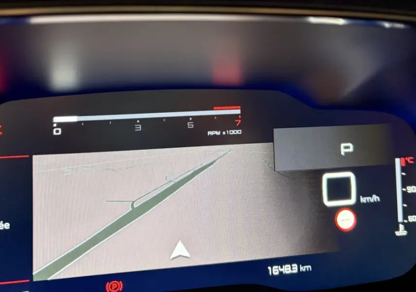 Gros plan sur le combiné d'instruments numérique du Citroën C5 Aircross blanc, affichant la navigation et la vitesse à 0 km/h.